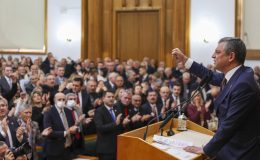 CHP Genel Başkanı Özgür Özel: Emeklinin Tabağında Yemek Yok, Katar Emiri’nin Altın Tabaklarını Sergileyecekmiş”