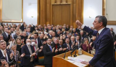 CHP Genel Başkanı Özgür Özel: Emeklinin Tabağında Yemek Yok, Katar Emiri’nin Altın Tabaklarını Sergileyecekmiş”