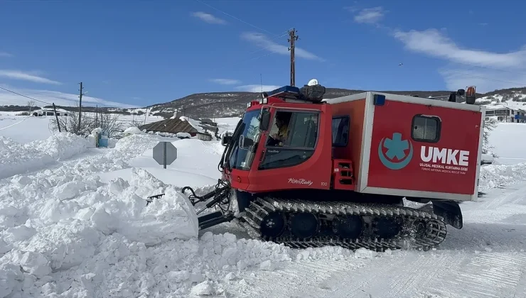 Bingöl’de yolu kapanan mezradaki hastayı UMKE hastaneye ulaştırdı….