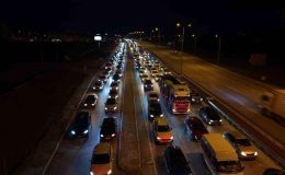 Bayram bitiyor, tatilciler mega kentlere akın ediyor: 43 ilin geçiş noktasında yoğun trafik