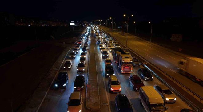 Bayram bitiyor, tatilciler mega kentlere akın ediyor: 43 ilin geçiş noktasında yoğun trafik