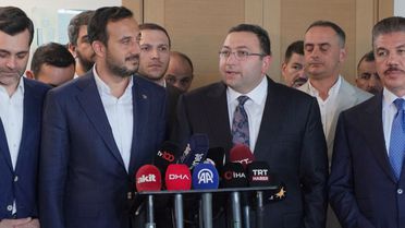 AK Parti İstanbul İl Başkanı Özdemir, Üsküdar Belediye Başkan Vekili Gültekin ile söz verdi